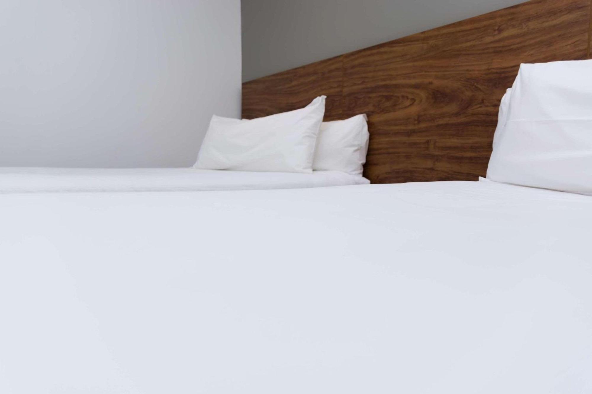 Park Inn By Radisson Los Olivos De バジェナール エクステリア 写真